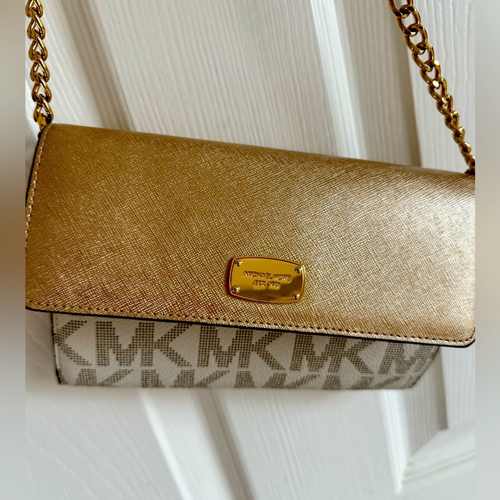 Michael Korrs clutch. Gold with gold chain